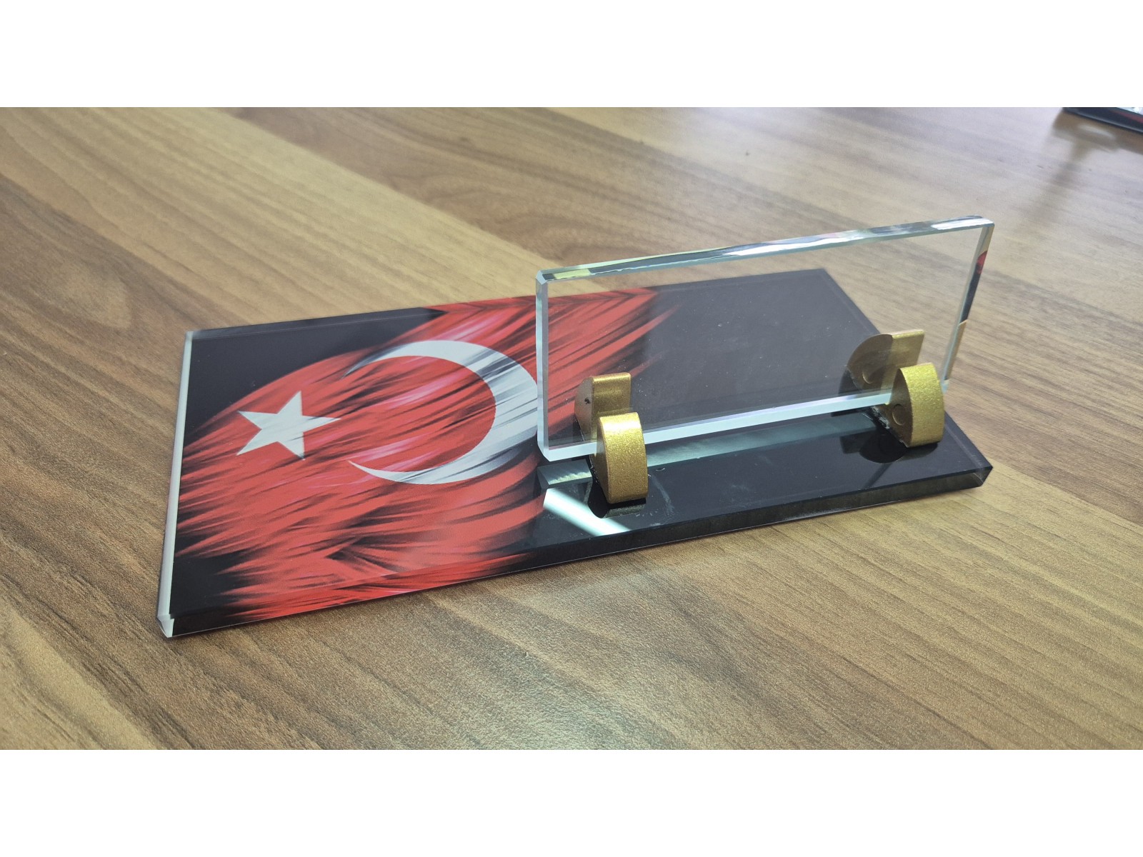 DESENLİ KRİSTAL MASA İSİMLİĞİ DESENLİ KRİSTAL MASA İSİMLİĞİ