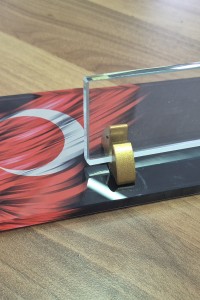 DESENLİ KRİSTAL MASA İSİMLİĞİ DESENLİ KRİSTAL MASA İSİMLİĞİ