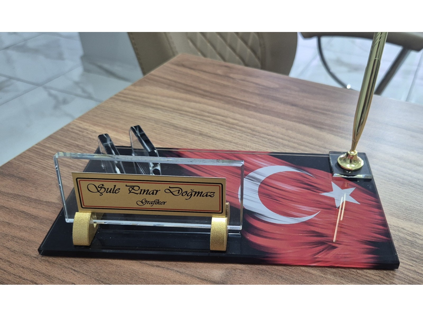 BAYRAKLI KRİSTAL MASA İSİMLİĞİ 